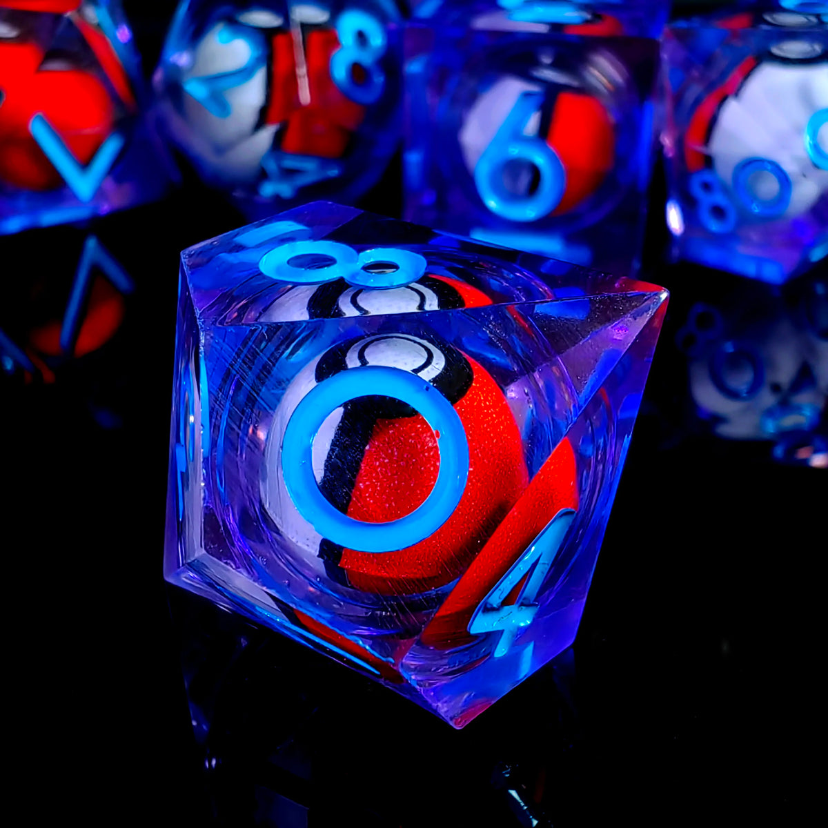 Gros plan d'un jeu de dés polyédriques violets avec des marquages rouges et bleus, posé sur une surface sombre.