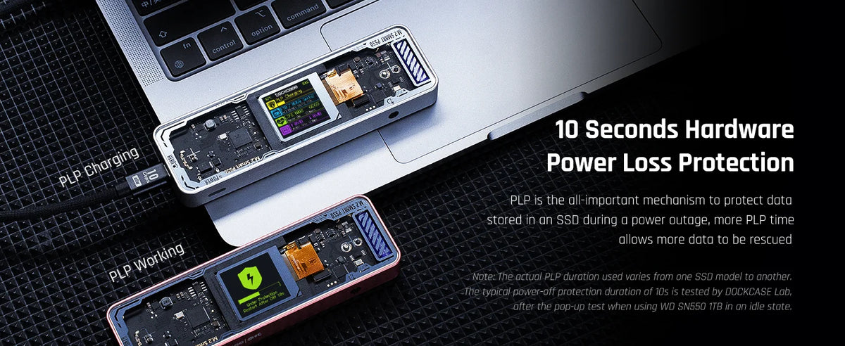 Laptop zeigt eine NVMe SSD-Gehäuse mit LCD-Display, das 10 Sekunden Hardware-Stromausfallschutz demonstriert.