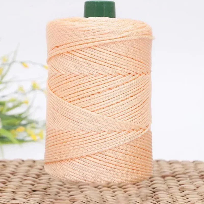 Spule 3mm eisrosa Acryl-Kordel zum Häkeln für DIY-Bastelarbeiten mit grünem Abschlusspflege.