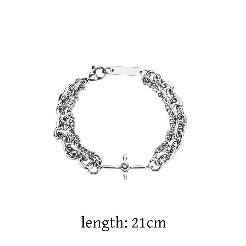 Bracelet argenté à double couche avec chaîne ornée et pendentif étoile et croix, mesure 21 cm.