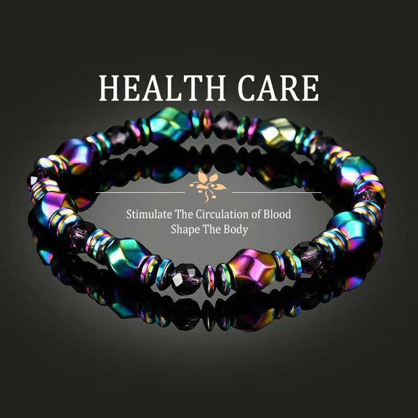 Nahaufnahme eines dunkelvioletten und grünen natürlichen Steinmagnetarmbandes vor dunklem Hintergrund.