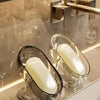 Elegisches, leichtes Glas-Seifenschale mit einer weißen Seife auf einer Marmoroberfläche.