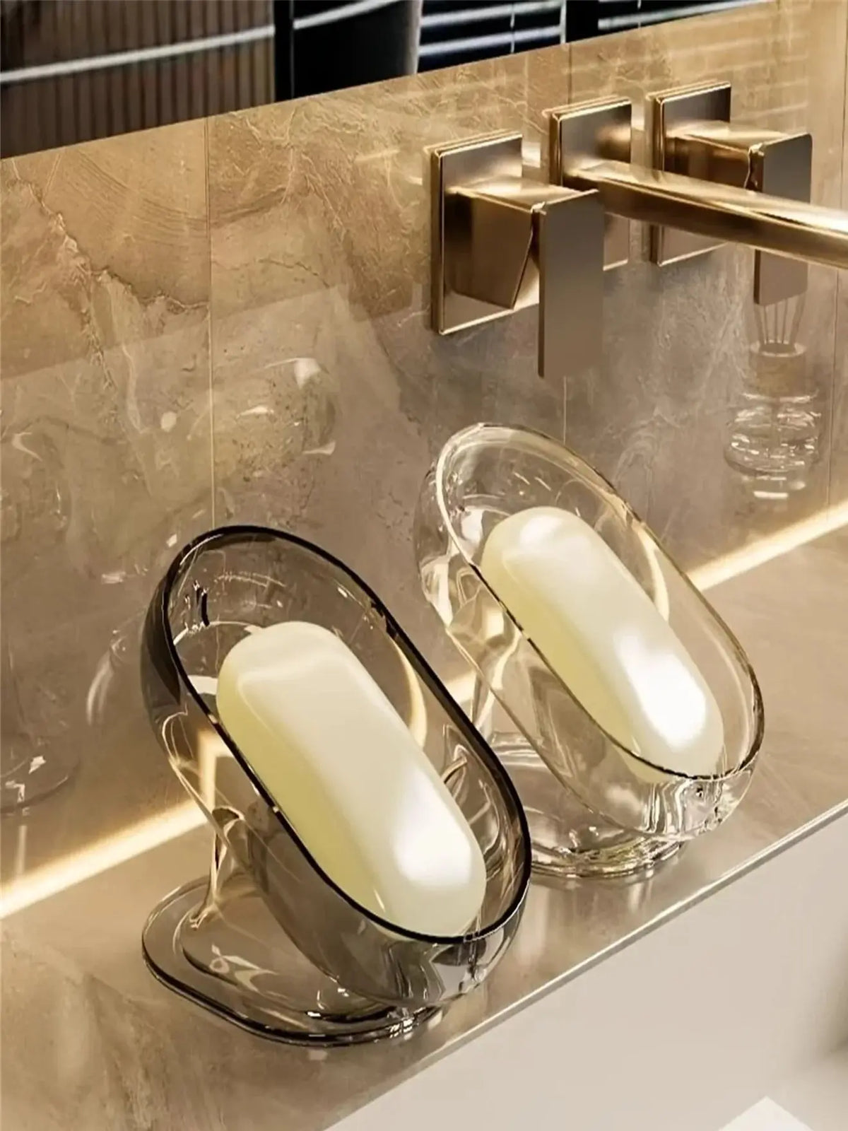 Elegisches, leichtes Glas-Seifenschale mit einer weißen Seife auf einer Marmoroberfläche.
