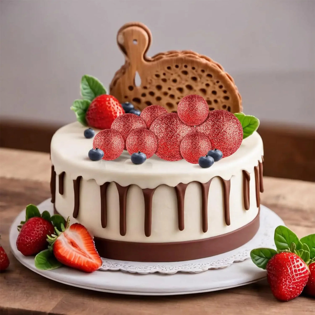 Runder Kuchen mit Erdbeeren, Blaubeeren und Holzfigur auf weißem Teller.