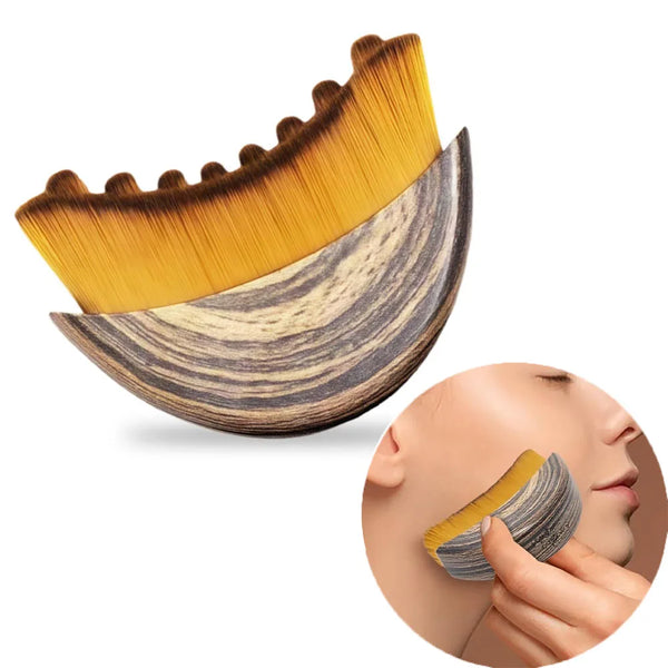 Holzige ergonomische Lymph-Gesichtsbürste mit goldenen Borsten, die auf ein Gesicht aufgetragen wird.