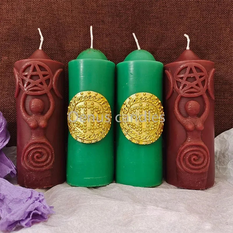 Trois bougies de rituel en cire de soja artisanales vert et terre cuite avec des accents dorés