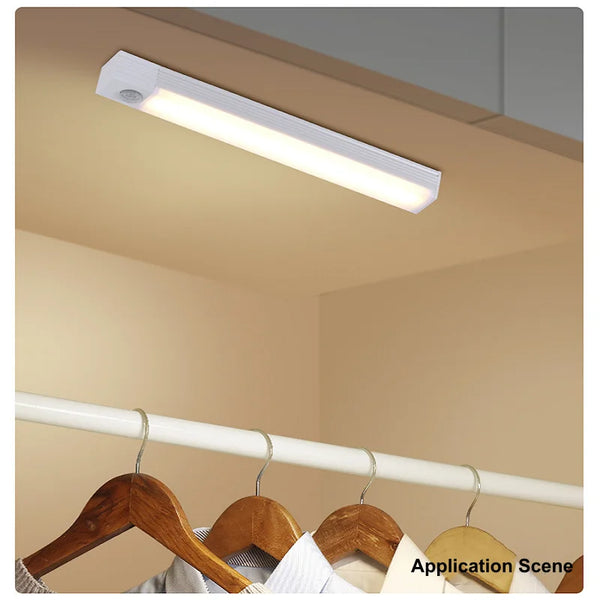 Eine lange, rechteckige weiße LED-Lichtleiste ist an der Decke montiert und beleuchtet einen Raum.