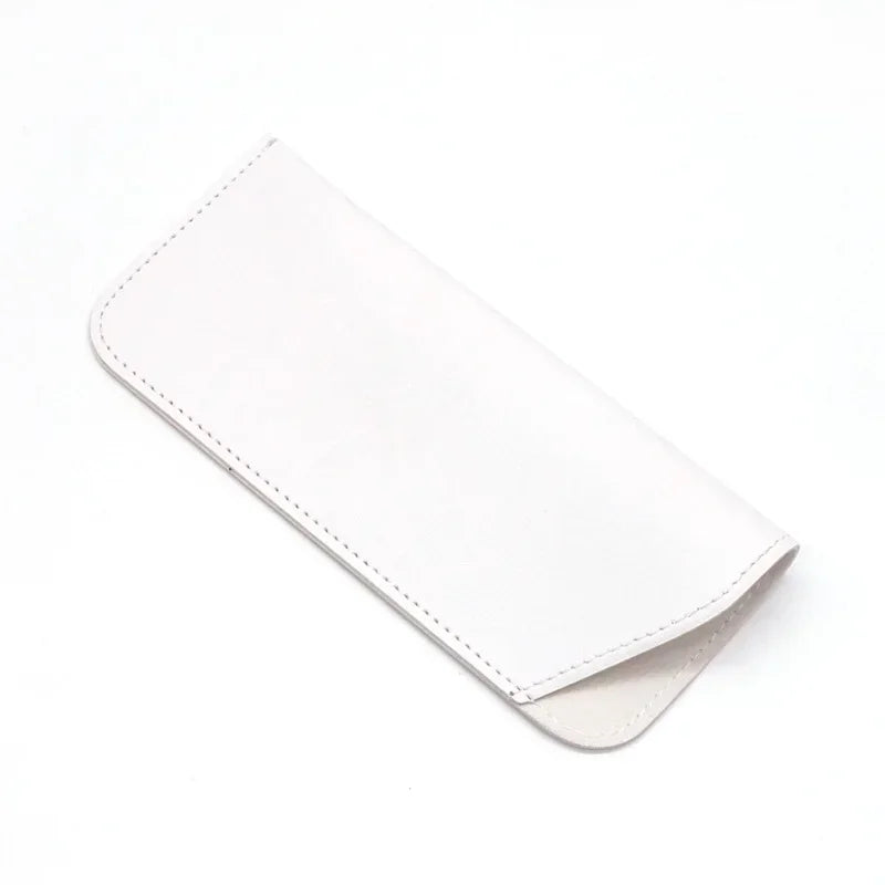 Estuche protector de gafas de cuero PU blanco visto de lado.