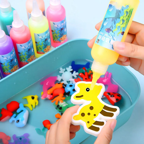 Des mains versent un liquide jaune d'une bouteille dans des moules en plastique pour un kit de bricolage d'eau pour enfants.