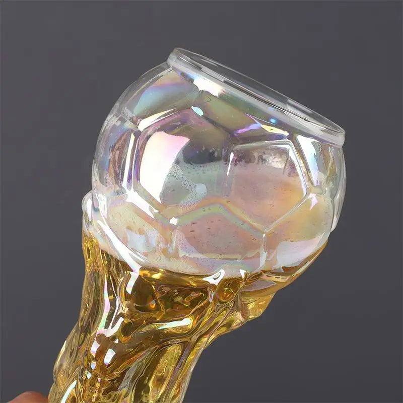 Trophäenförmiges Glasbierbecher mit goldfarner Lager, facetierter, irisierender Schale.
