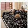 Schwarz-weiß bestickter Chenille-Sofa-Slipcover auf einem hellen Sofa mit natürlichem Licht.