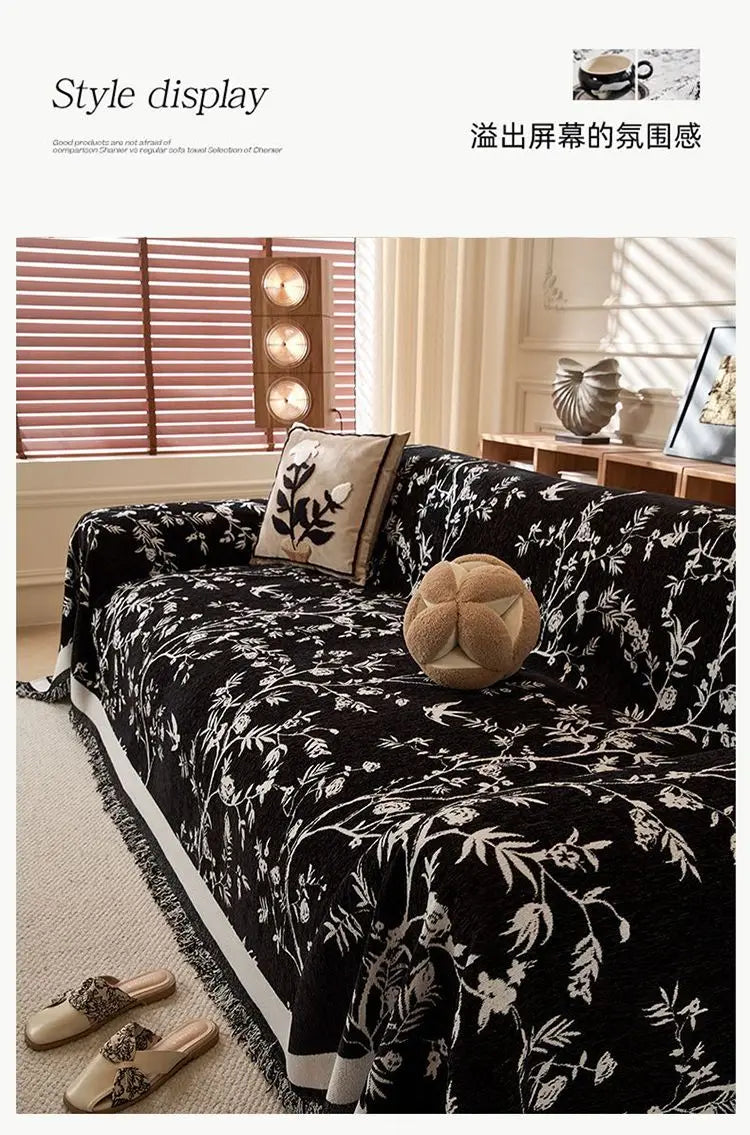 Schwarz-weiß bestickter Chenille-Sofa-Slipcover auf einem hellen Sofa mit natürlichem Licht.
