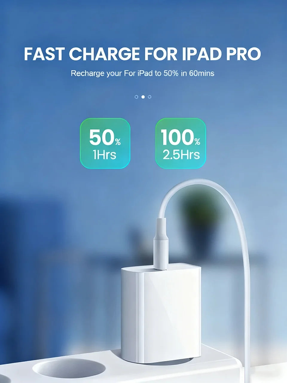 Weißes Schnellladegerät mit Kabel, das die schnelle Ladefähigkeit für ein iPad Pro demonstriert.