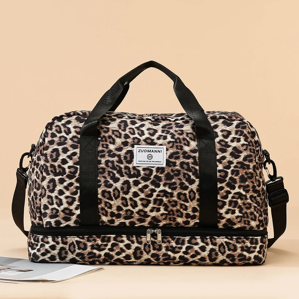 Braun-schwarze Leopardenmuster-Gepäcktasche mit schwarzen Riemen auf hellem Beige.