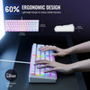 Nahaufnahme einer RGB-Gaming-Tastatur mit lila Hintergrundbeleuchtung, die von einer Hand benutzt wird.