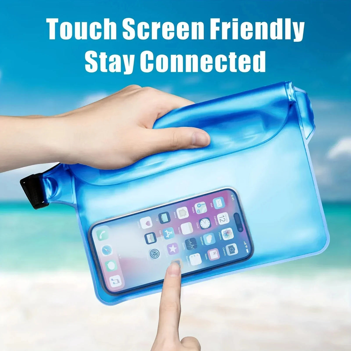 Une main tient un sac taille bleu imperméable avec un smartphone inséré, montrant une connexion conviviale à l'écran tactile.