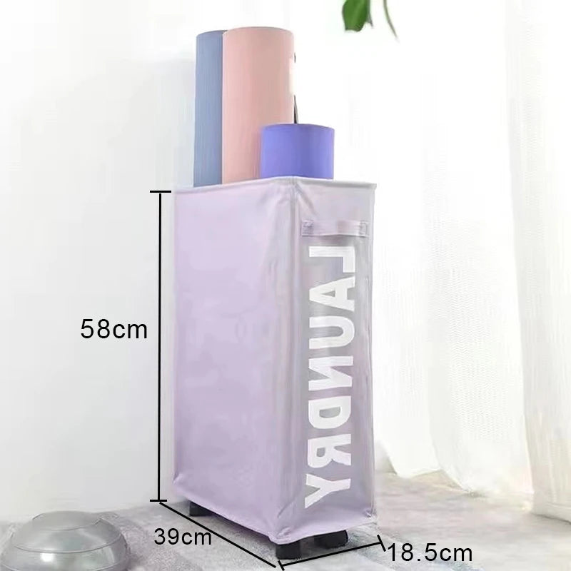 Un panier de rangement violet haut avec couvercle et plusieurs objets cylindriques colorés à côté d'un mètre ruban.