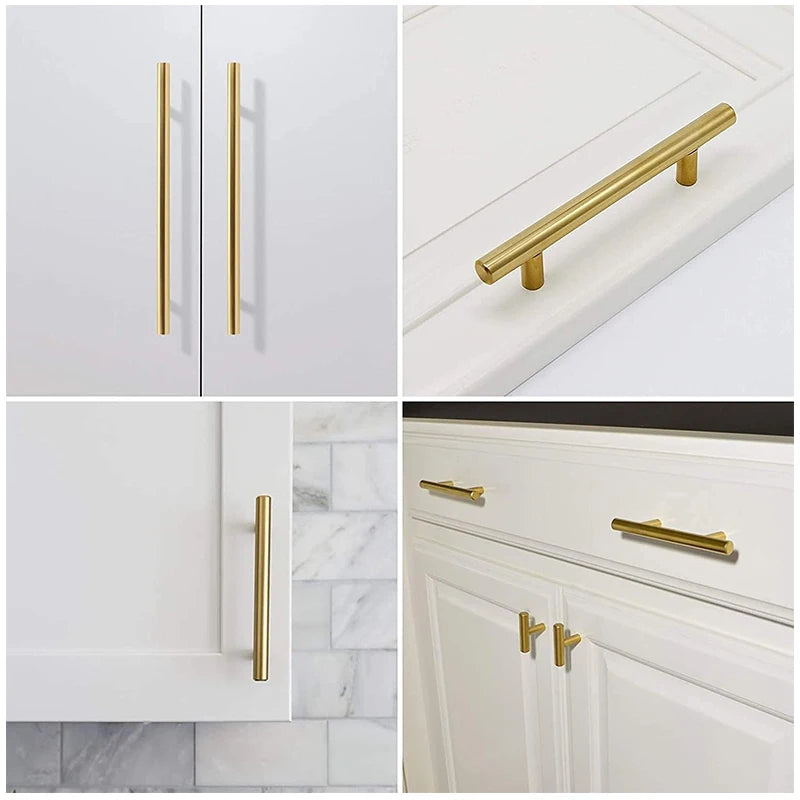 Nahaufnahmen von gebürstetem Nickel und goldenen Schrankgriffen an weißer Frontenarbeit.