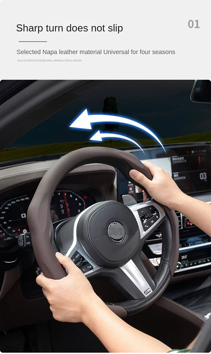 Eine Hand dreht eine schwarze Lenkradabdeckung im Autointerieur und demonstriert ihre rutschfeste Funktion.