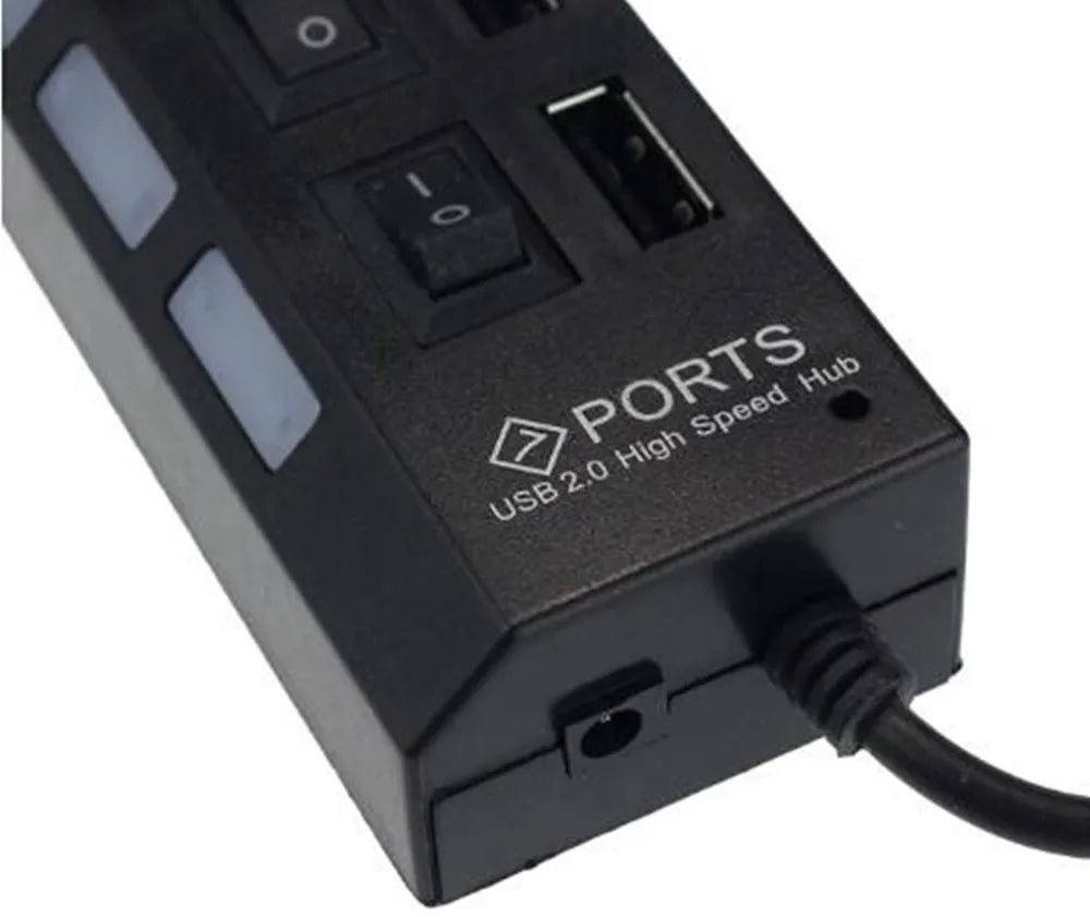 Schwarzer 7-Port USB 2.0 High-Speed-Hub mit Ein-/Ausschaltern und Kabelanschluss.