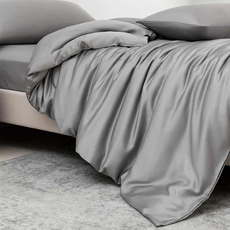 Luxuriöse graue Bambus-Decke über einem Bett, mit weichen Falten und glatteren Stoff.
