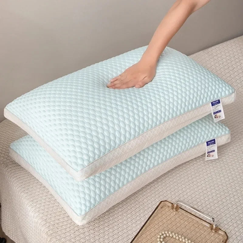 Un oreiller rafraîchissant en forme de haricot de glace bleu clair, empilé pour montrer sa forme et sa texture.