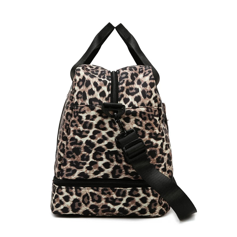 Schwarze Leopard-Print-Reise- und Gym-Duffeltasche mit schwarzen Riemen.