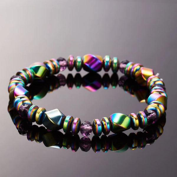 Nahaufnahme eines natürlichen Stein-Magnetarmbands mit irisierenden violetten und blauen Edelsteinen.