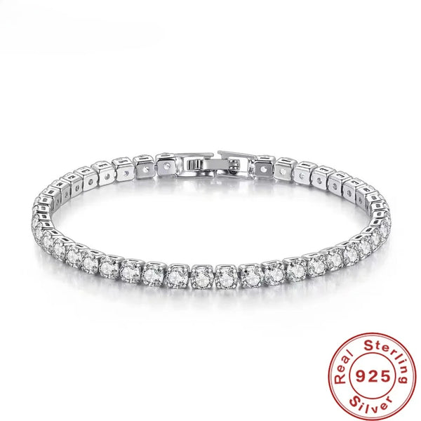 Gros plan d'un bracelet de tennis en argent sterling orné de petits cristaux de zircon.