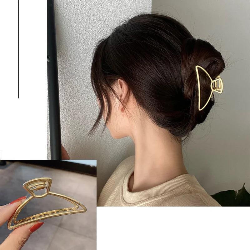 Nahaufnahme einer goldfarbenen geometrischen Kreuz-Haarspange zum Fixieren eines hohen Pferdes.