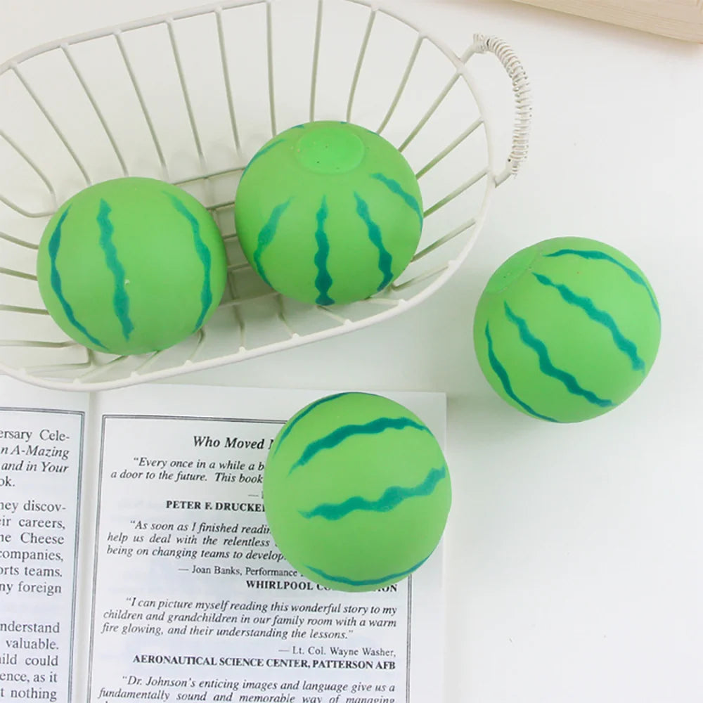 Grüner Wassermelonen-Form-Stressball zum Kneten in einem weißen Korb.