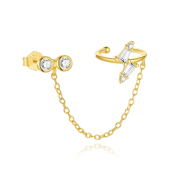 Arete de oído dorado con cadena y diseño de borla de cristal.