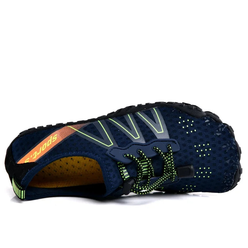 Un par de zapatos acuáticos de secado rápido azul oscuro con detalles negros y cordones verdes