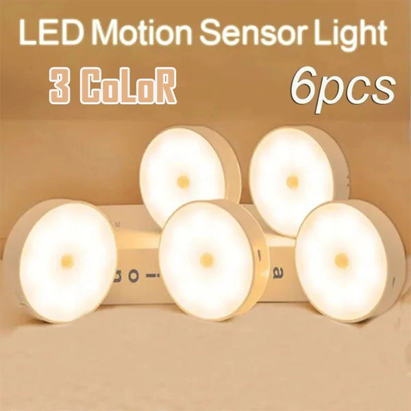 ست قطع من مصابيح استشعار الحركة LED ثلاثية الألوان معروضة على سطح.