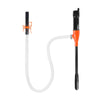 Schwarze portable elektrische Kraftstoffpumpe mit orangefarbener Stecker und weißem Schlauch.