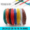 Eine Sammlung einzelner Kupferdrähte in verschiedenen Farben und Stärken, von 26 AWG bis 14 AWG.