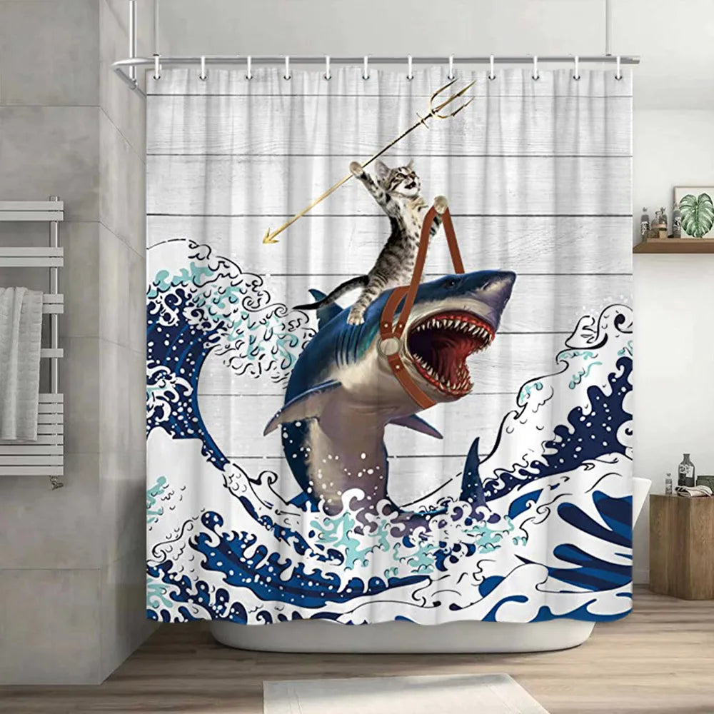 Duschvorhang mit Grafik eines Seelot, der zwischen blau-weißen Wellen auf einem Hai reitet.