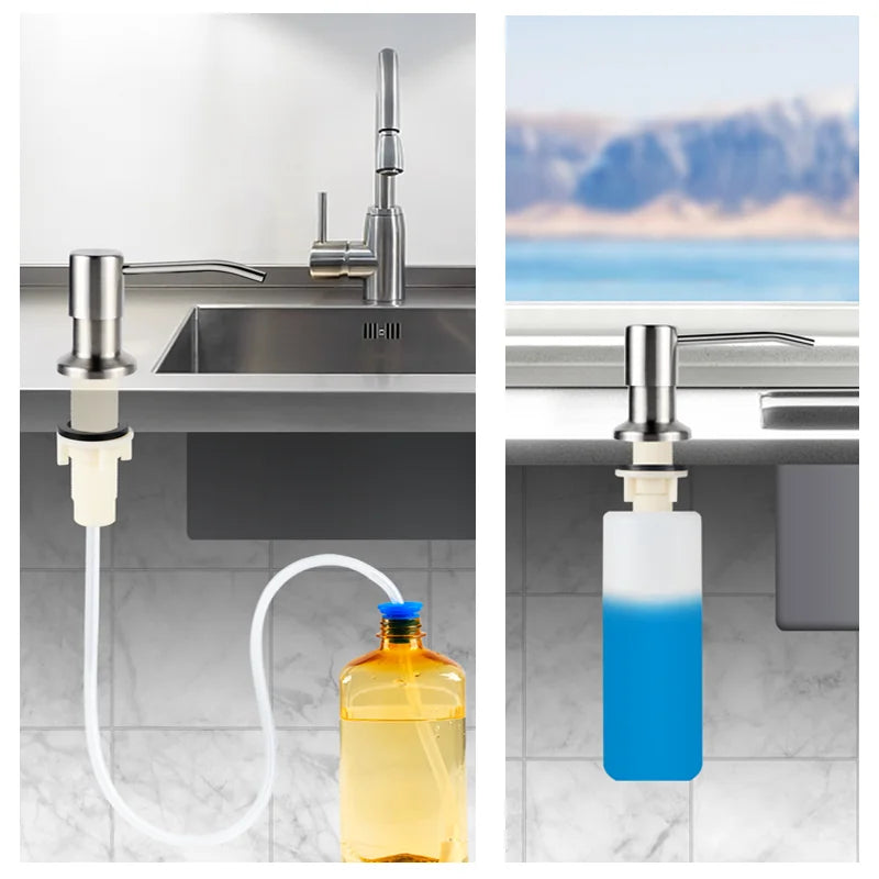 Unterspül-Spülmittelspender mit Metallarmatur und durchsichtiger blauer Flasche