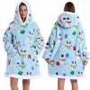 Eine Frau modelliert einen hellblauen Patchwork-Fleece-Hoodie mit weißem Rand und Kapuze.