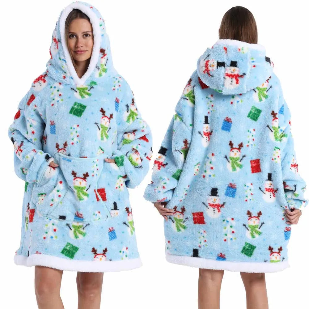 Eine Frau modelliert einen hellblauen Patchwork-Fleece-Hoodie mit weißem Rand und Kapuze.