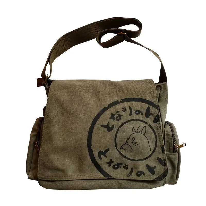 Bolso cruz de lona verde oliva con logo circular negro de cara de gato estilizada.
