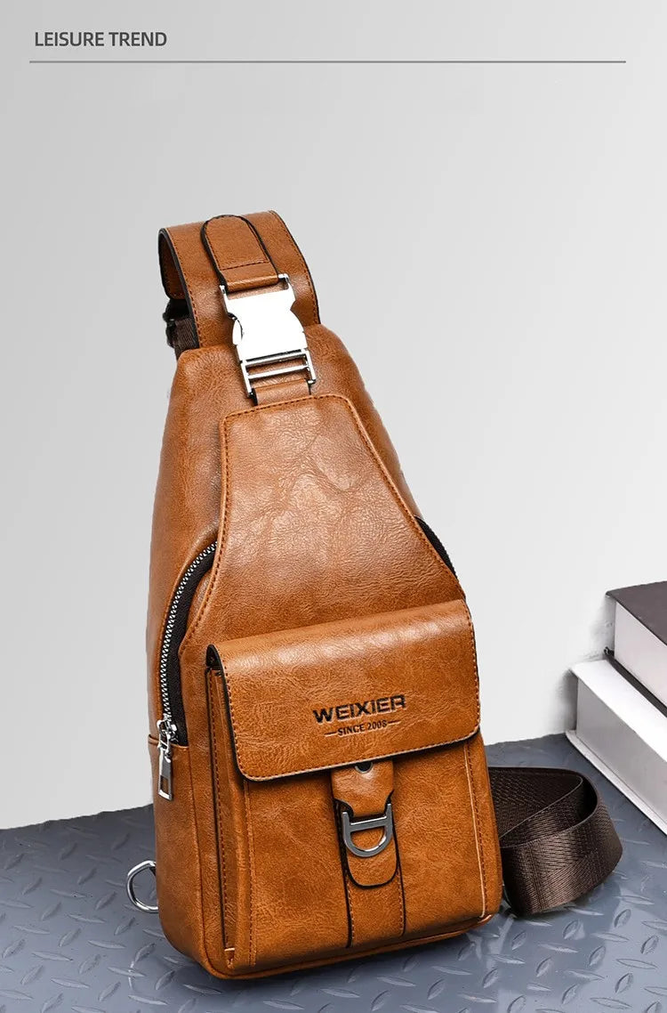 Braunes Kunstleder-Gürteltasche mit Riemen, hinten gezeigt.
