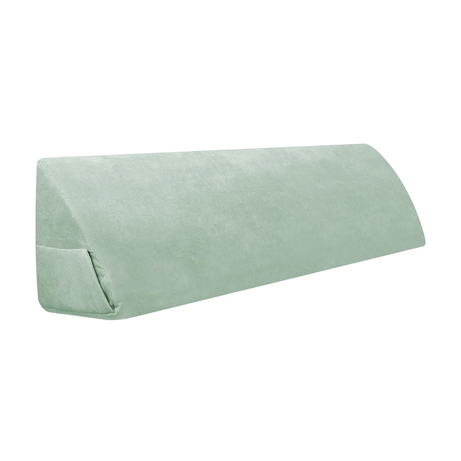 Helles salbeigrünes Memory-Schaum-Kissen in Dreiecksform für das Bett