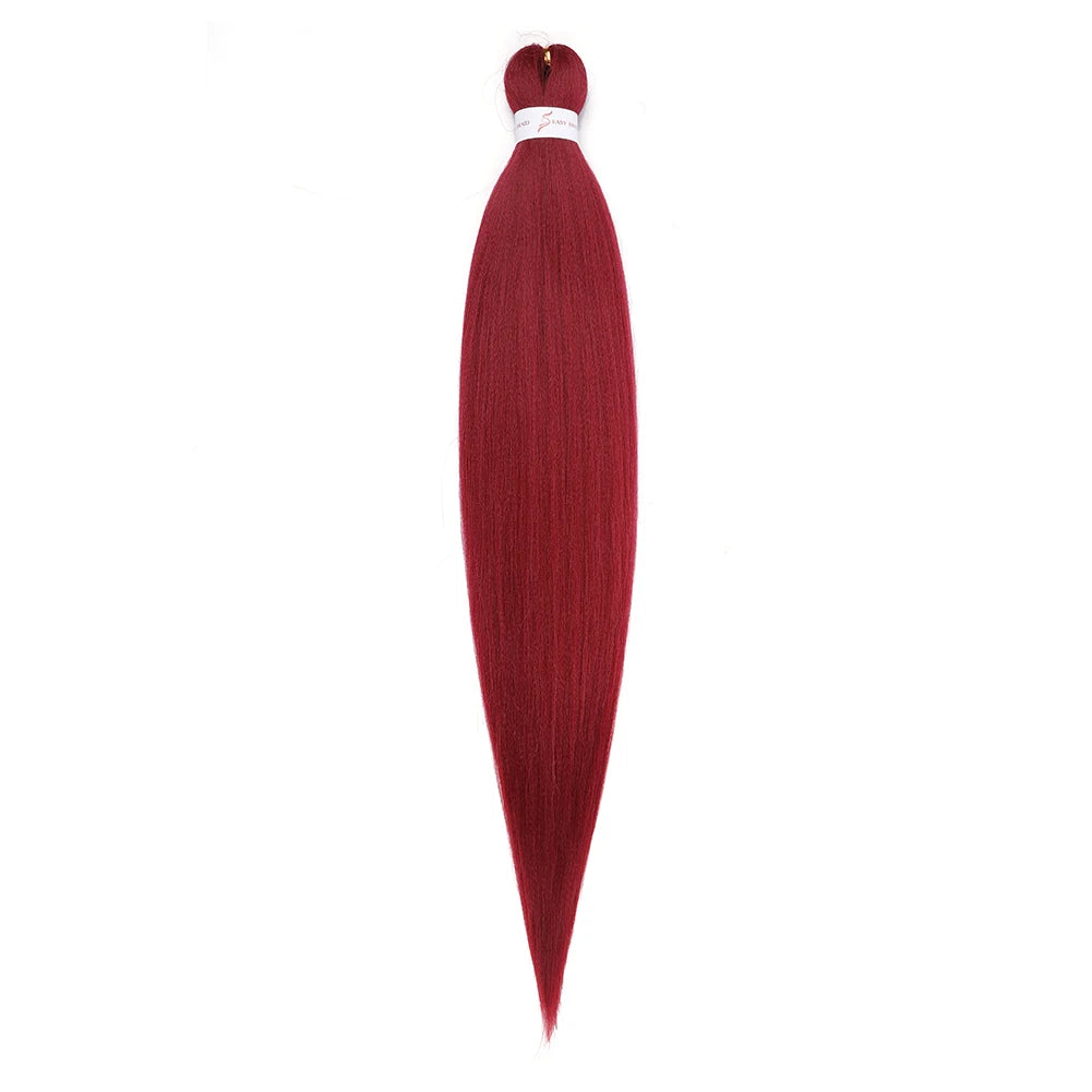 Ein einzelner Bund tiefroter Ombré-Flechtfrisuren-Extensions mit einem weißen Band oben.