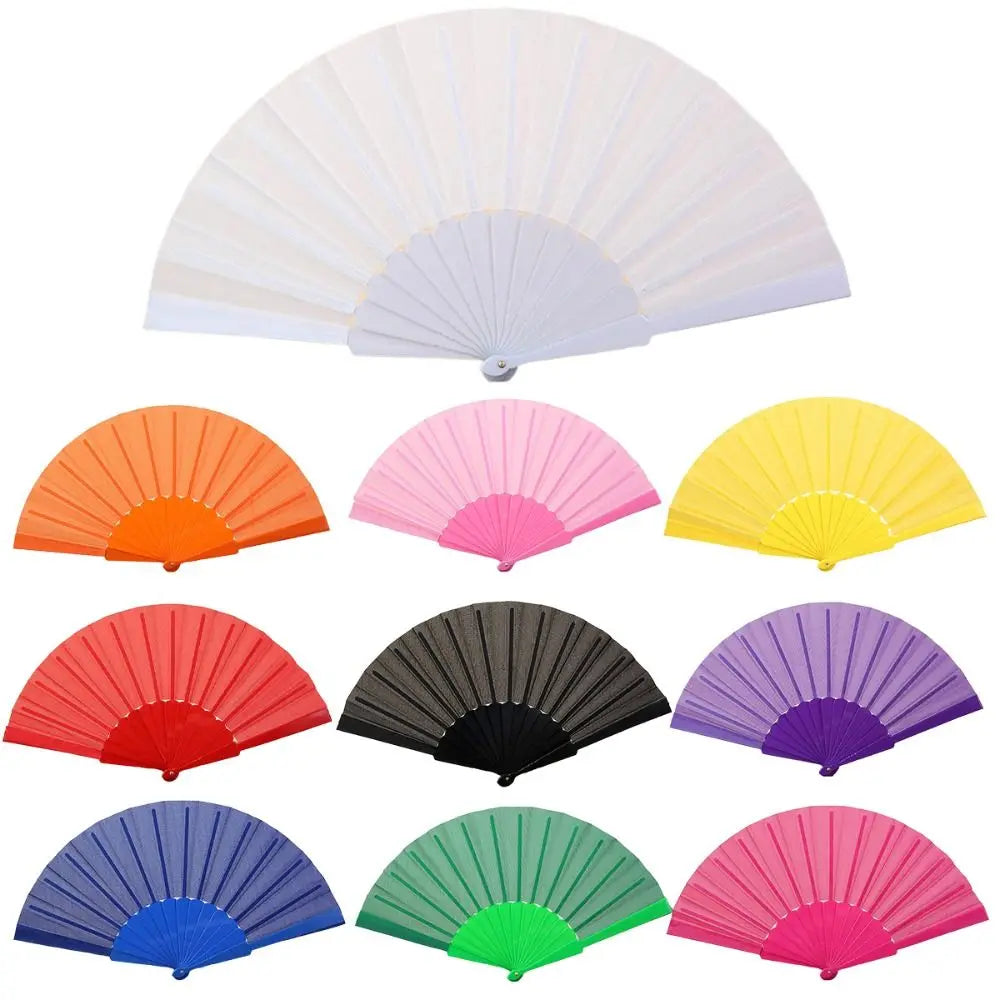 Eine Sammlung bunter faltbarer Handfächer in verschiedenen Schattierungen wie Orange, Pink, Gelb, Rot, Violett, Grau, Blau un