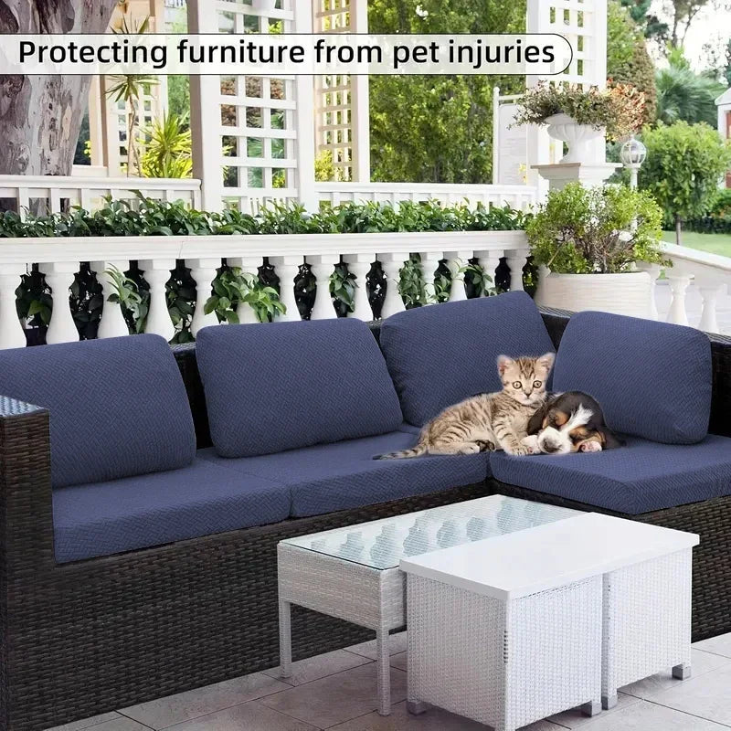 Dunkelblaue Outdoor-Sofa mit einer Katze, die Möbel vor Tierverletzungen schützt.