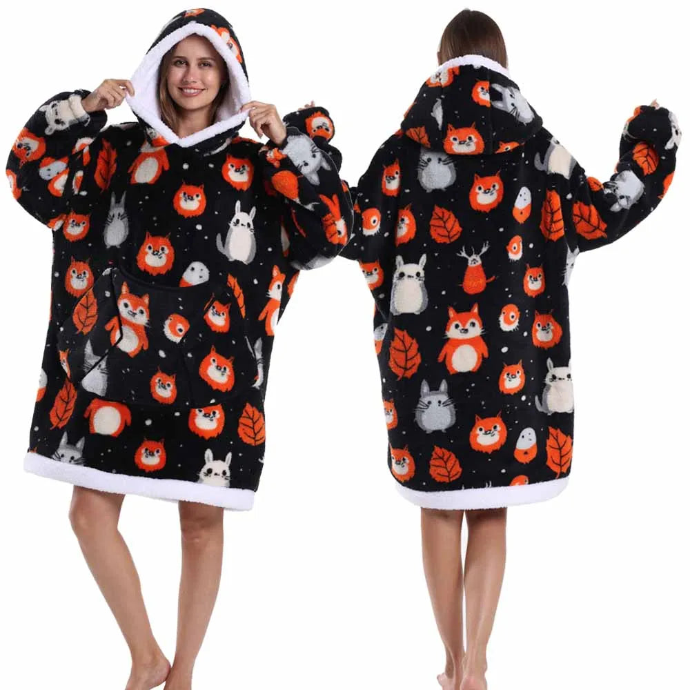 Eine Frau modelliert einen schwarz-weißen, oversized Fleece-Hoodie mit verschiedenen Tier-Applikationen.