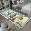 Alfombra antideslizante decorativa con estampado de dólar colocada sobre un suelo de madera junto a una cama.