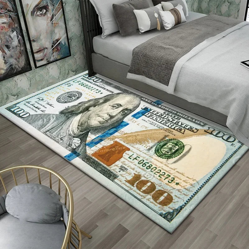 Alfombra antideslizante decorativa con estampado de dólar colocada sobre un suelo de madera junto a una cama.