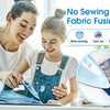 Eine Frau und ein Mädchen verwenden No-Sew-Fusing-Tape, um Stoffstücke für die Bekleidung herzustellen.
